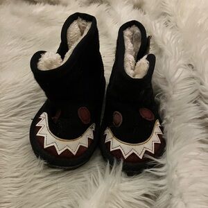 Boys UGG-Like Boots in great condition! Size euro 28